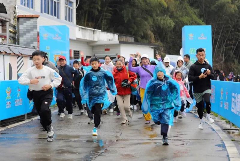 奔赴花海，跑出春日精彩丨2025年黄山市全民健身系列活动“和美乡村”花海跑火热启动
