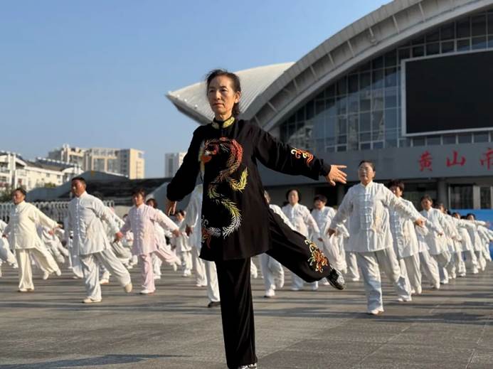 “助力乡村振兴 共享美好生活”全国健身气功百城千村交流展示活动走进屯溪区